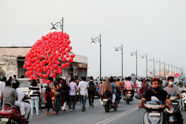 Comment les techniques de l'origami peuvent-elles être intégrées dans l'art moderne ?