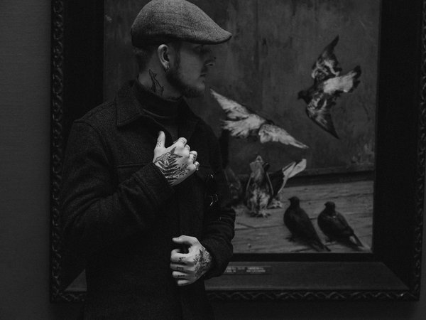 Quels sont les conseils pour créer une exposition de sculptures sur le thème de la mythologie grecque ?